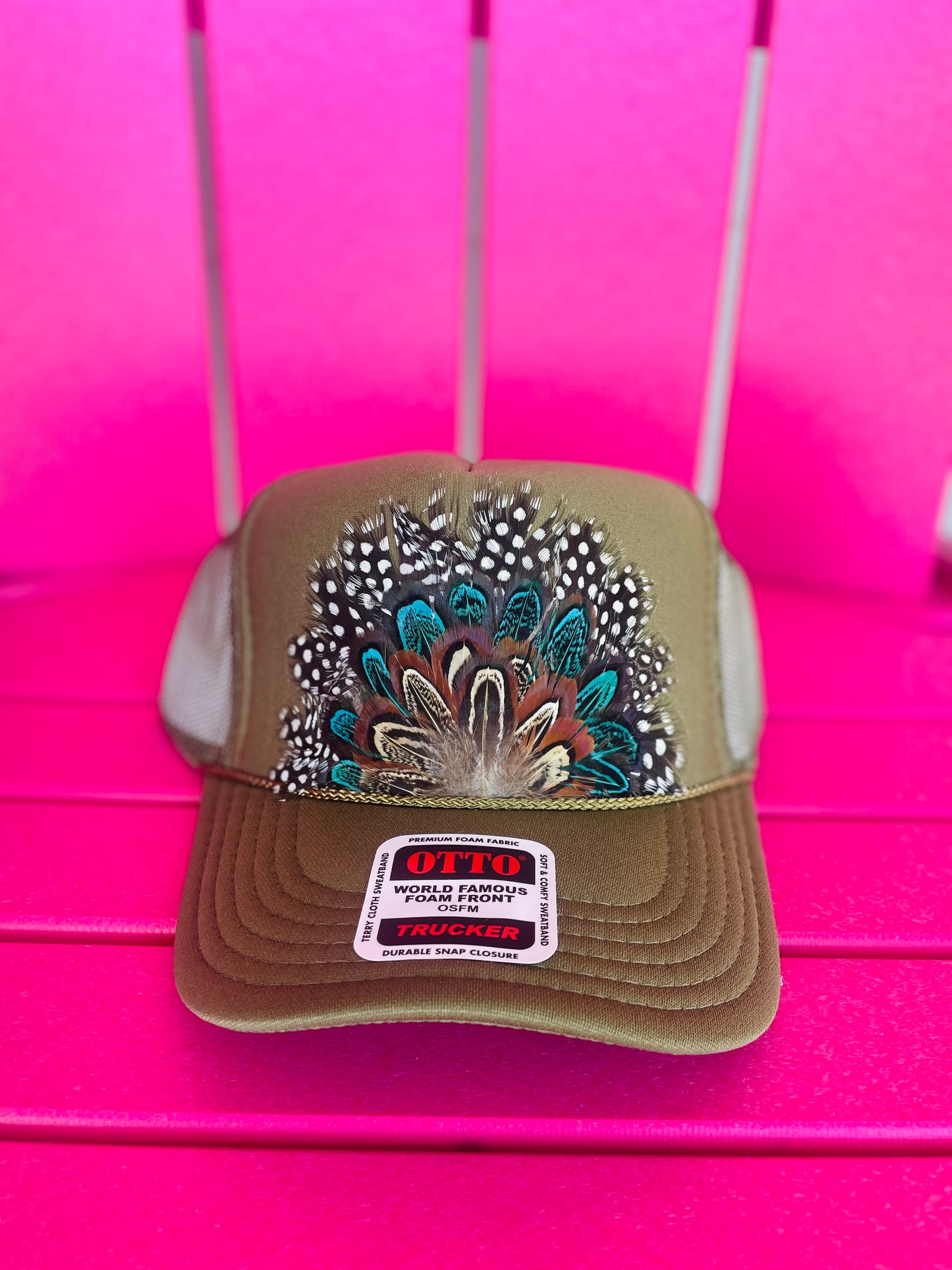 GREEN FEATHER TRUCKER HAT