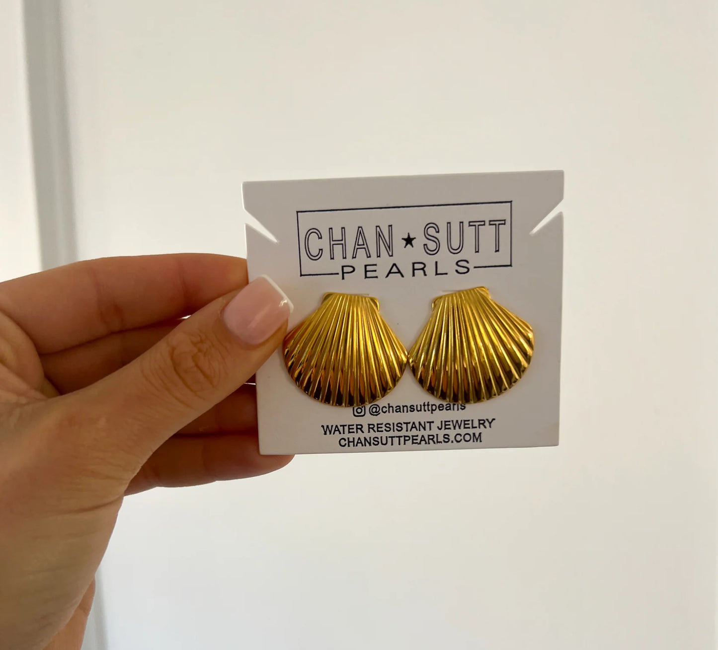 CHANSUTT PEARLS The Shell Earrings
