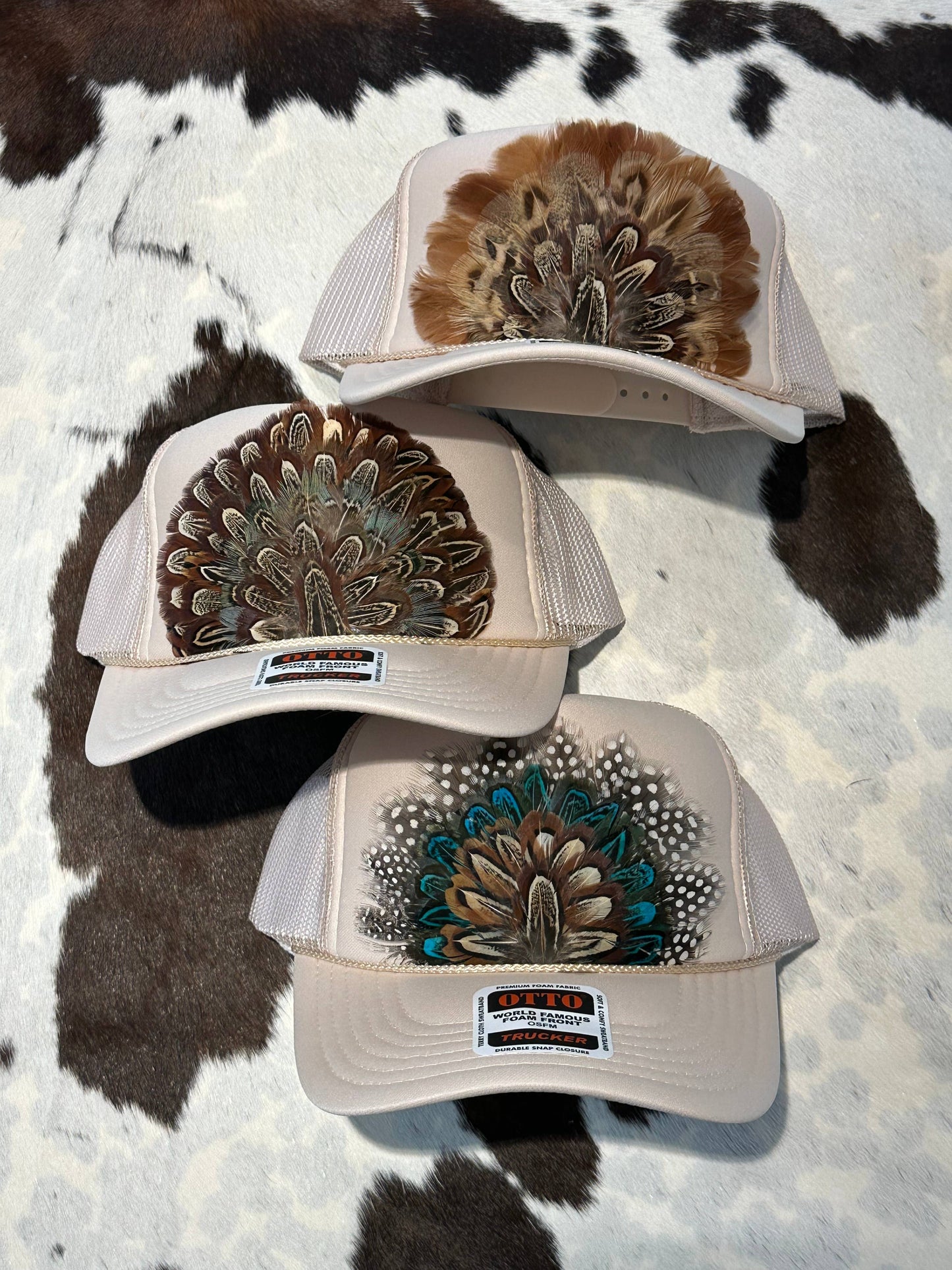 CREAM BEIGE FEATHER TRUCKER HAT